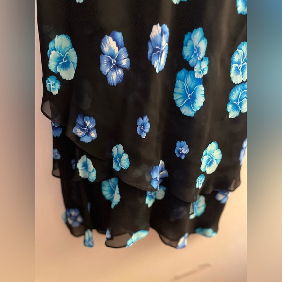 Evan-Picone Floral V-neck Midi tiered dress - Picture 4 of 9